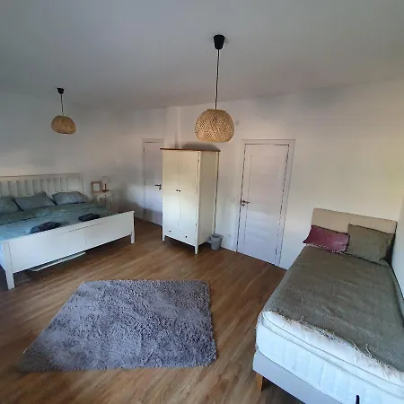 Che Private Banovci *